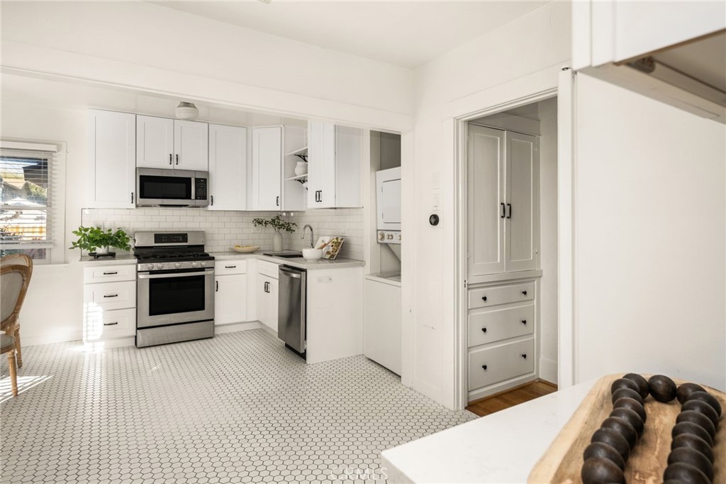 373 Gladys Avenue Property Photo 11