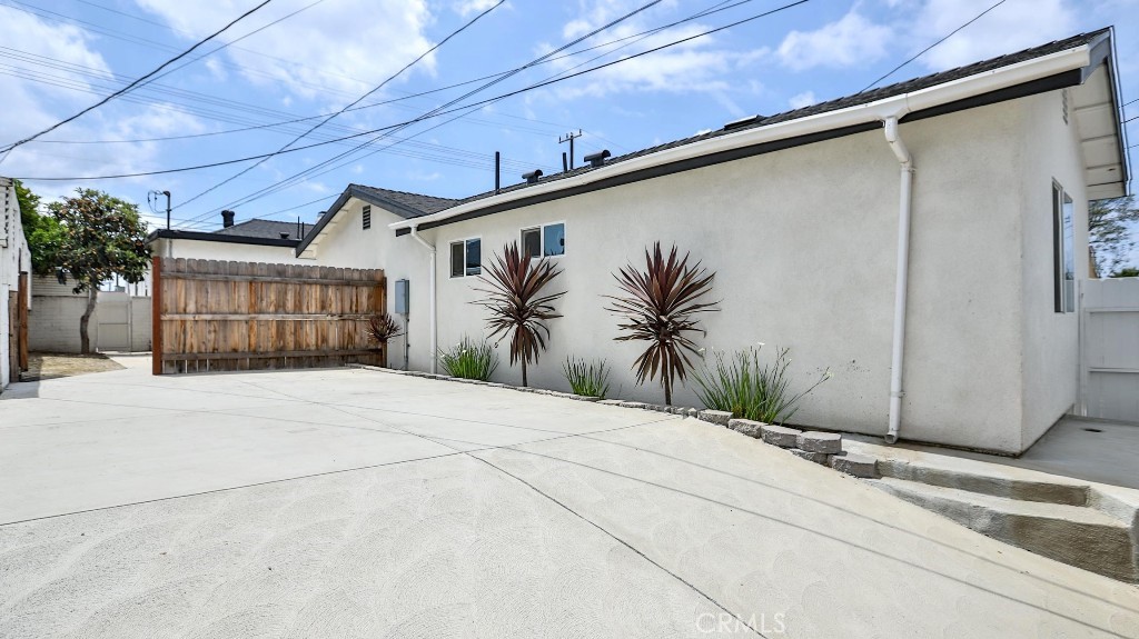 11443 Saticoy Street Property Photo 3