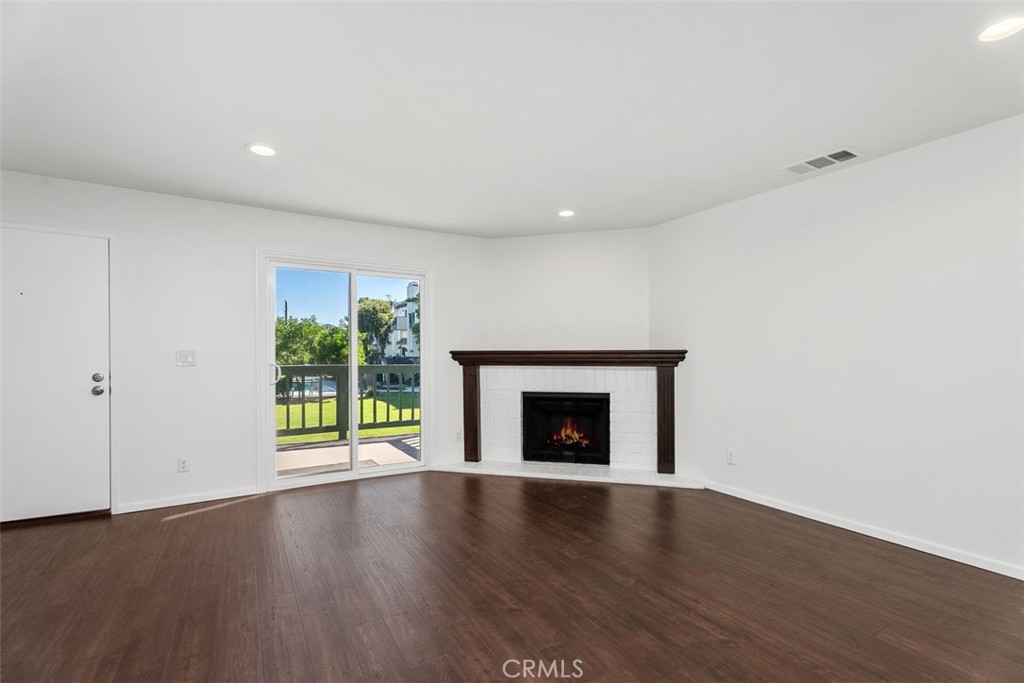 428 W 1st Street Property Photo 6