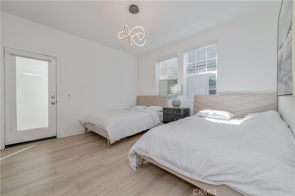 1092 W North Property Photo 6