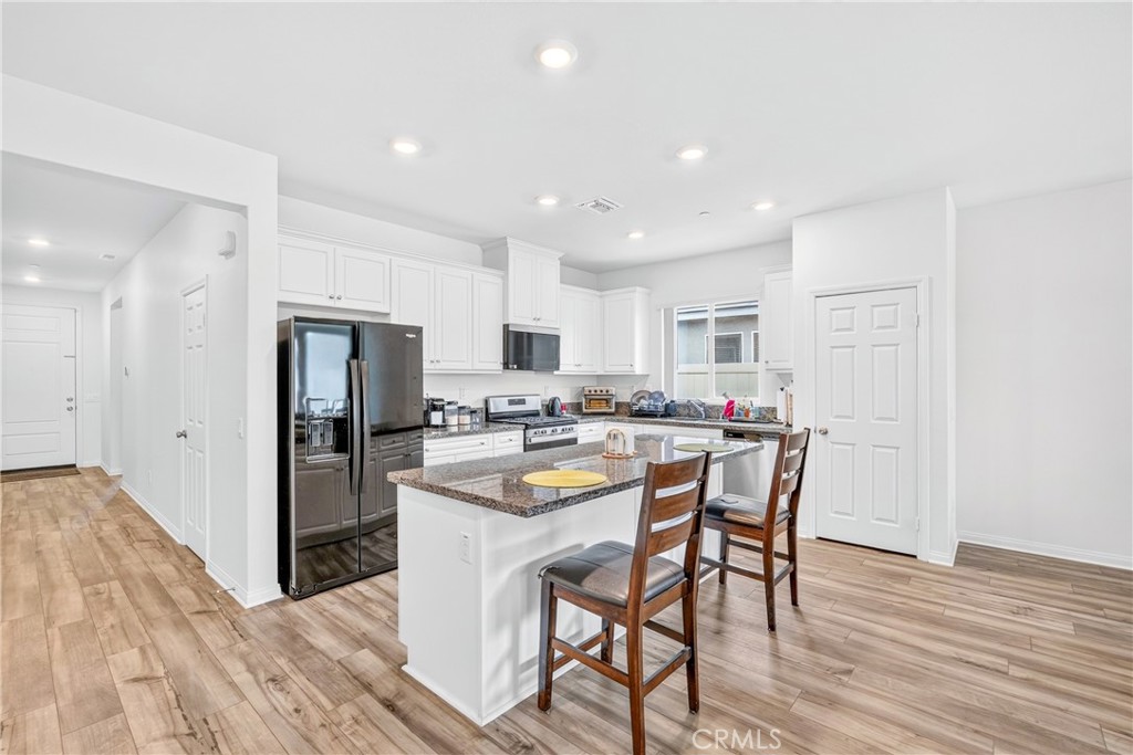 30775 Southend Property Photo 5