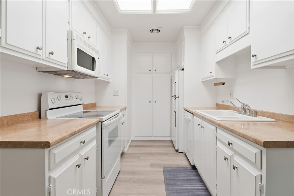 2132 Via Puerta E Property Photo 12