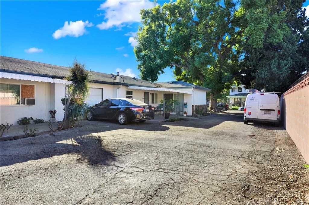 291 W Artesia Street Property Photo 4