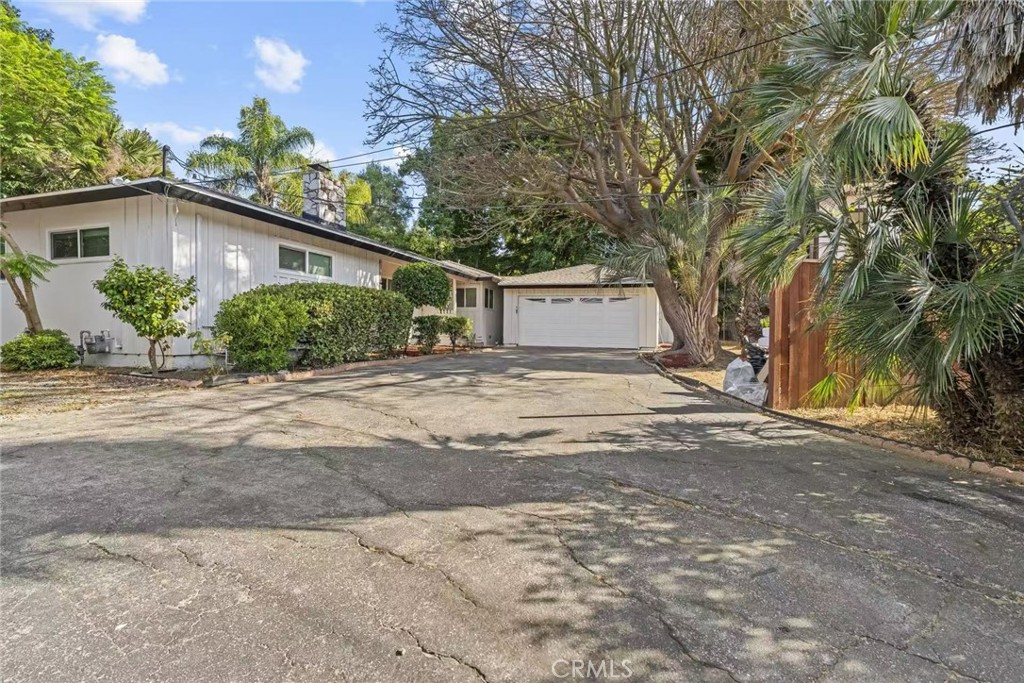 26242 Oak St Property Photo 1