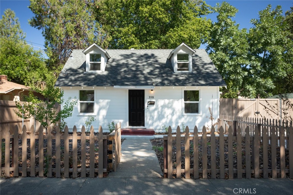 358 E 12th Street Property Photo 5