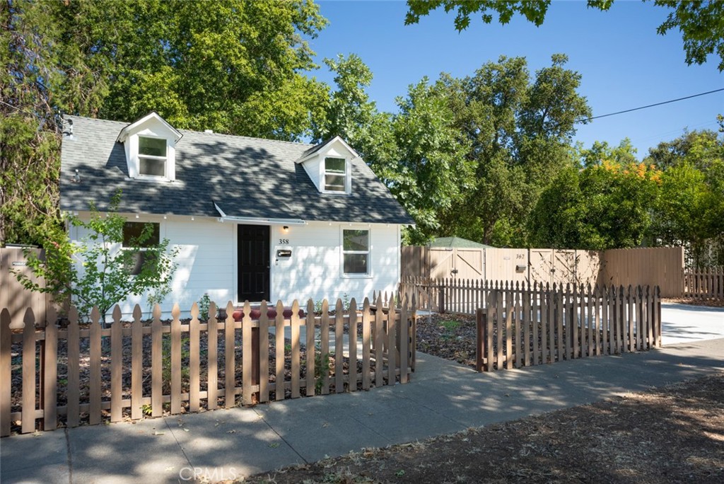 358 E 12th Street Property Photo 6