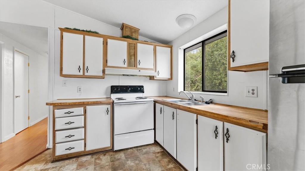 25 Oak Hill Drive Property Photo 1
