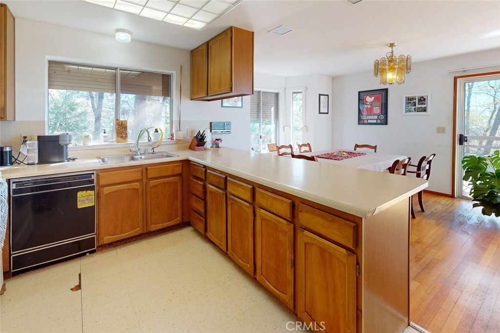14872 Queenan Property Photo 6