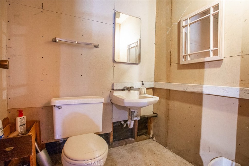 14872 Queenan Property Photo 35
