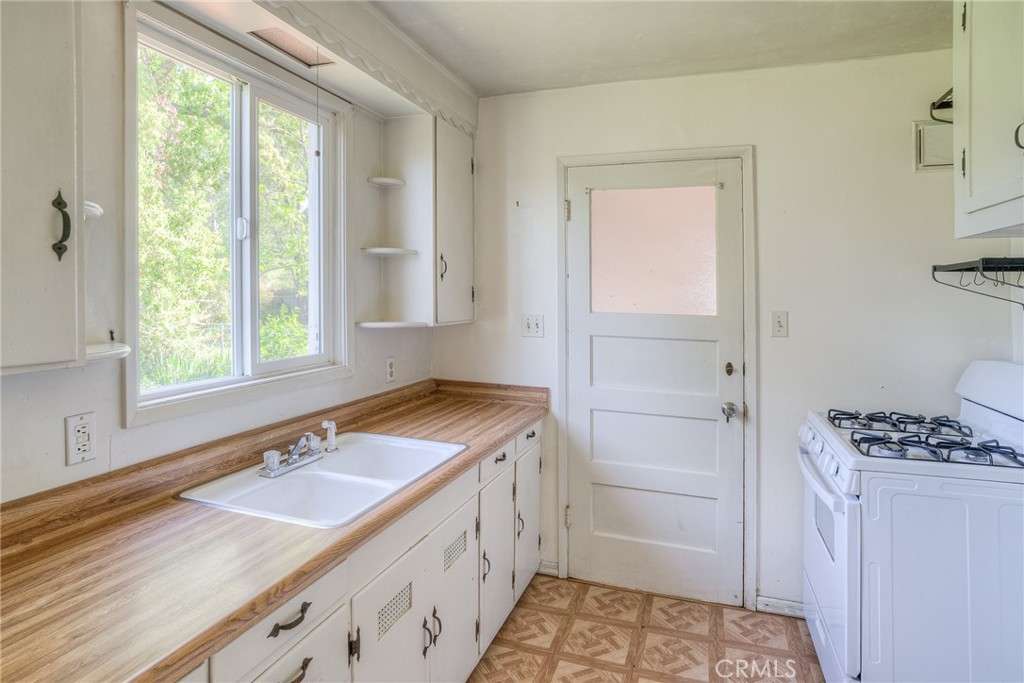 9 Midway Property Photo 11