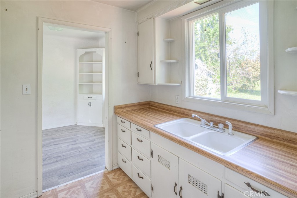 9 Midway Property Photo 13