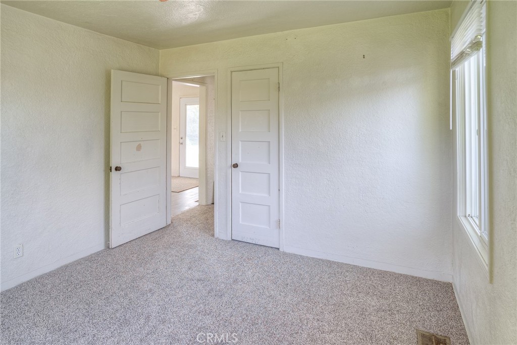 9 Midway Property Photo 18