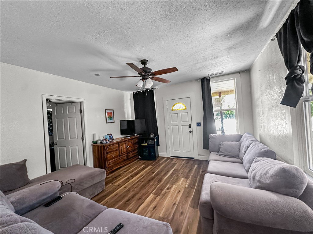 465 Pomona Property Photo 4