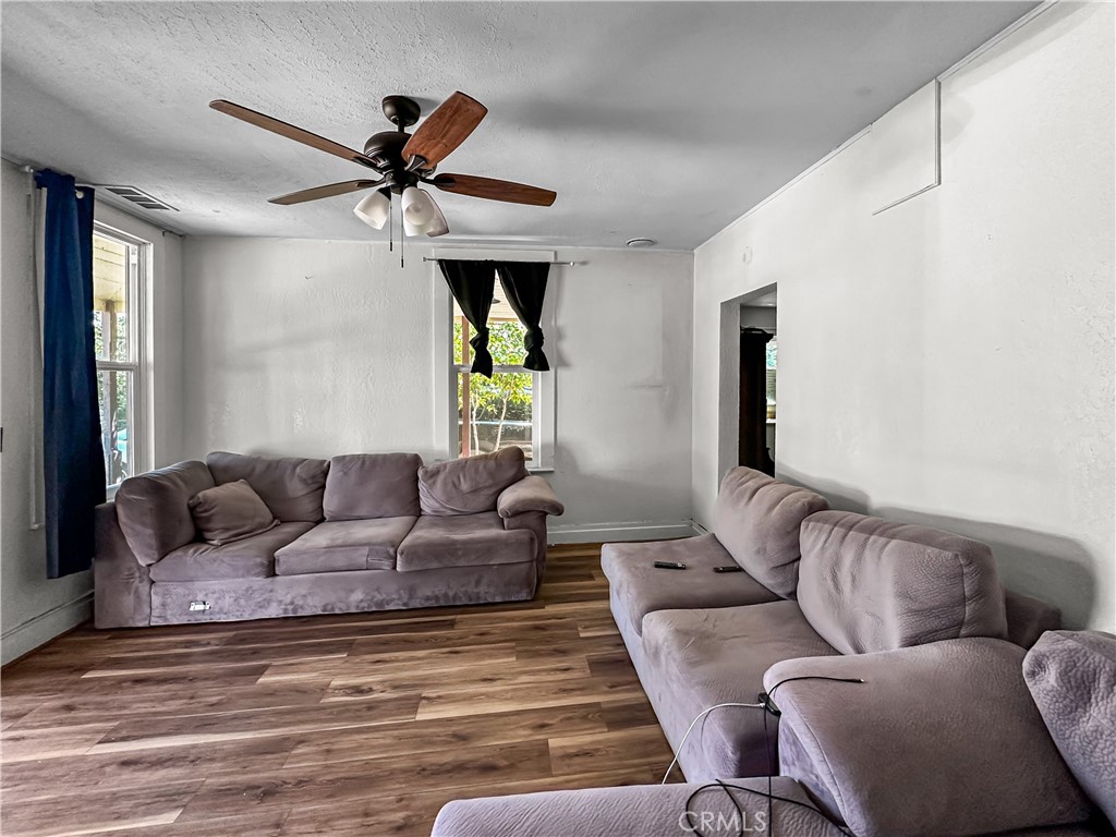 465 Pomona Property Photo 5