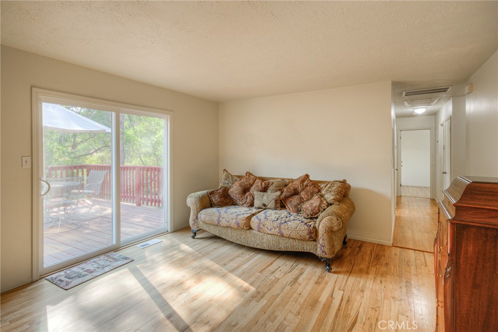 51 Ward Boulevard Property Photo 8