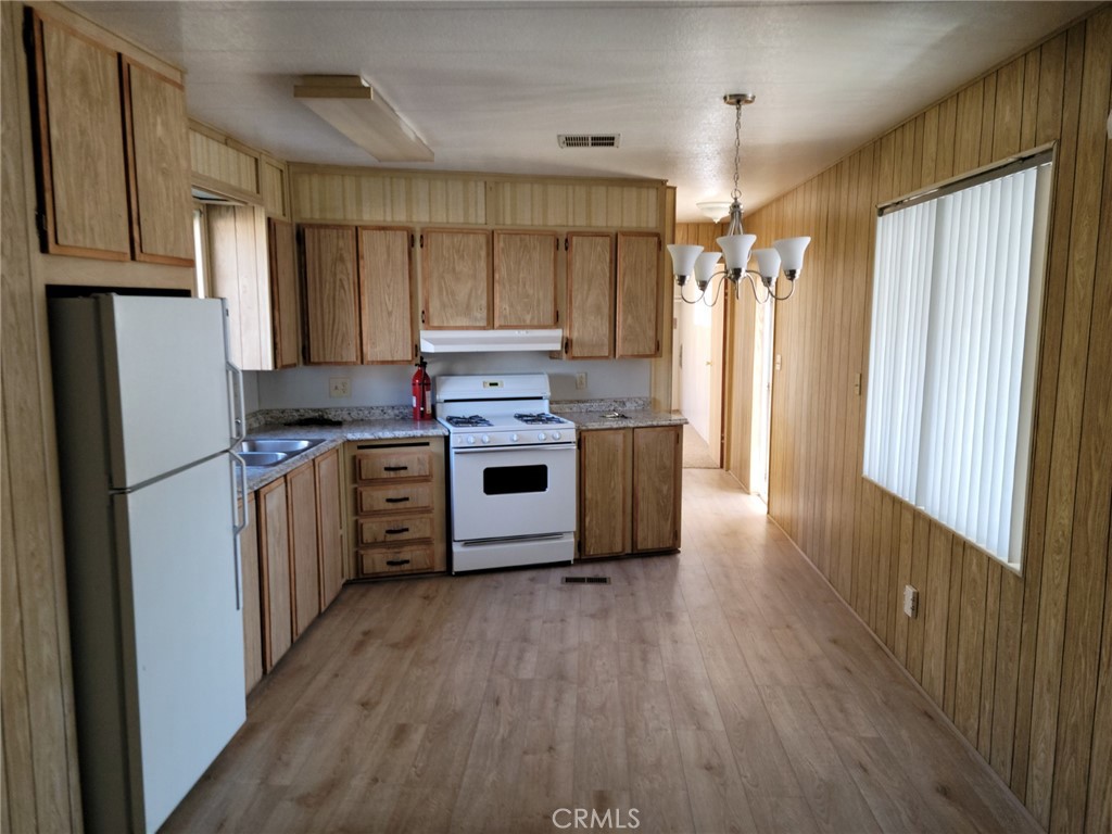 160 Willow Property Photo 4