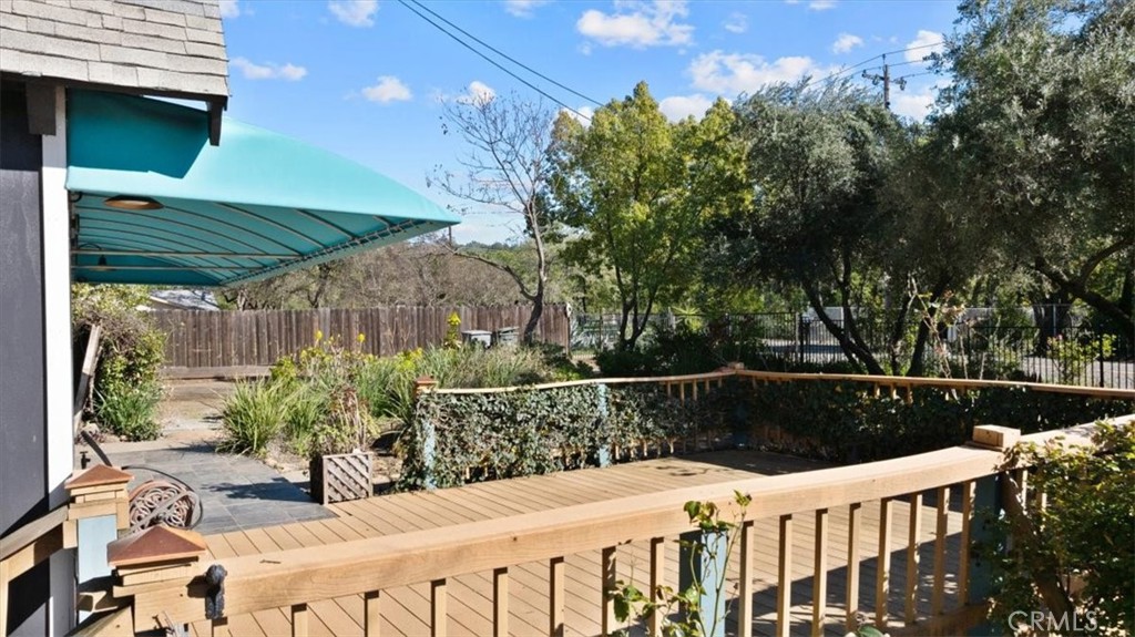371 Ward Boulevard Property Photo 6