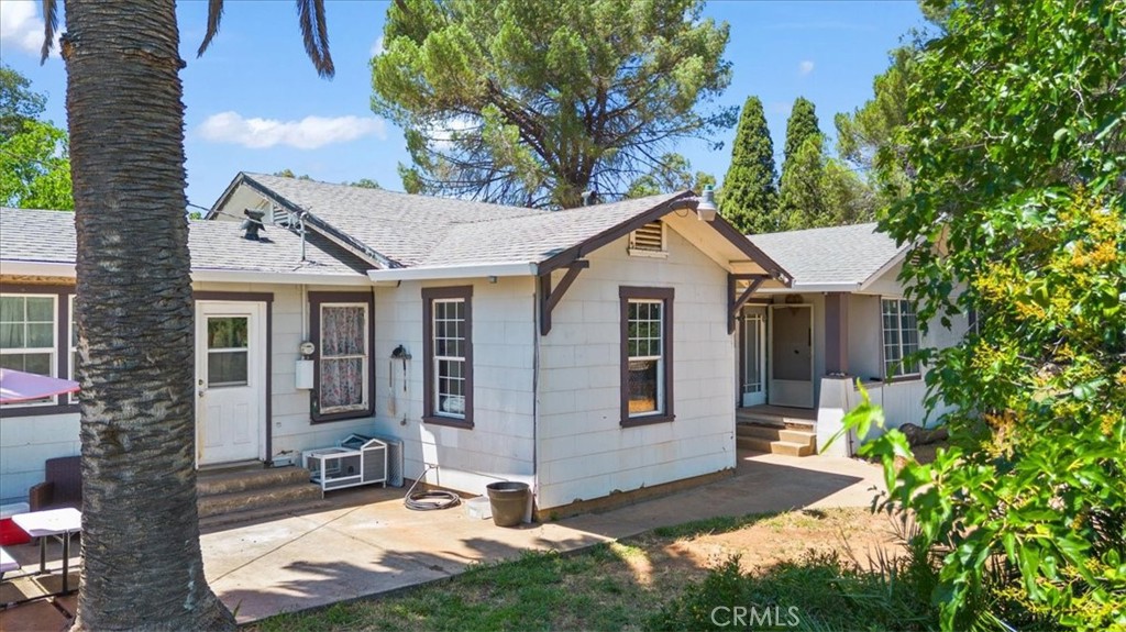 711 Grand Property Photo 2