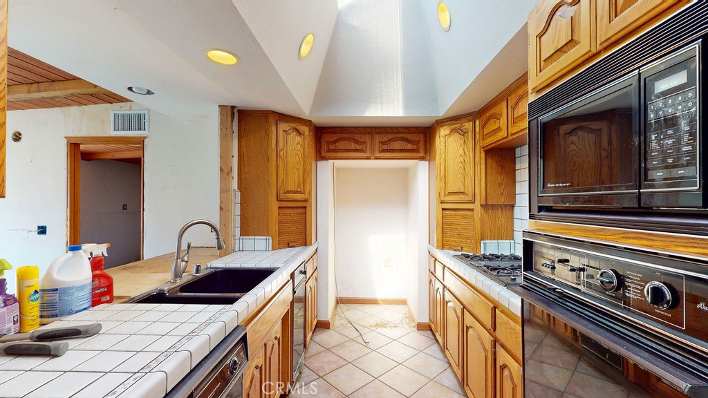 2450 Cottage Drive Property Photo 11