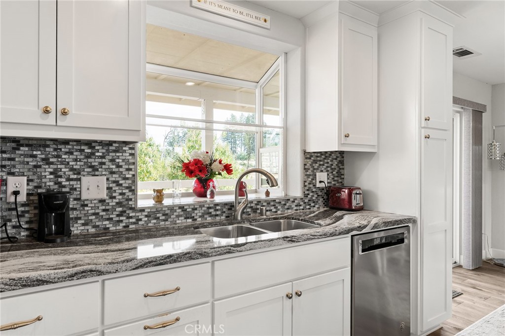 5548 Kemlyn Lane Property Photo 14