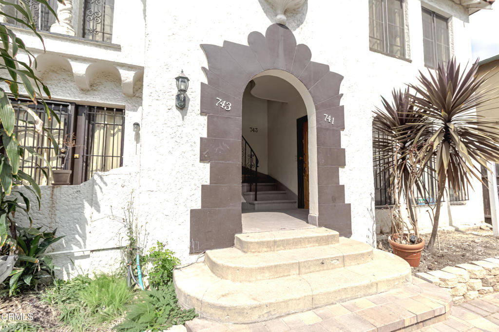 741 S Curson Avenue Property Photo 3