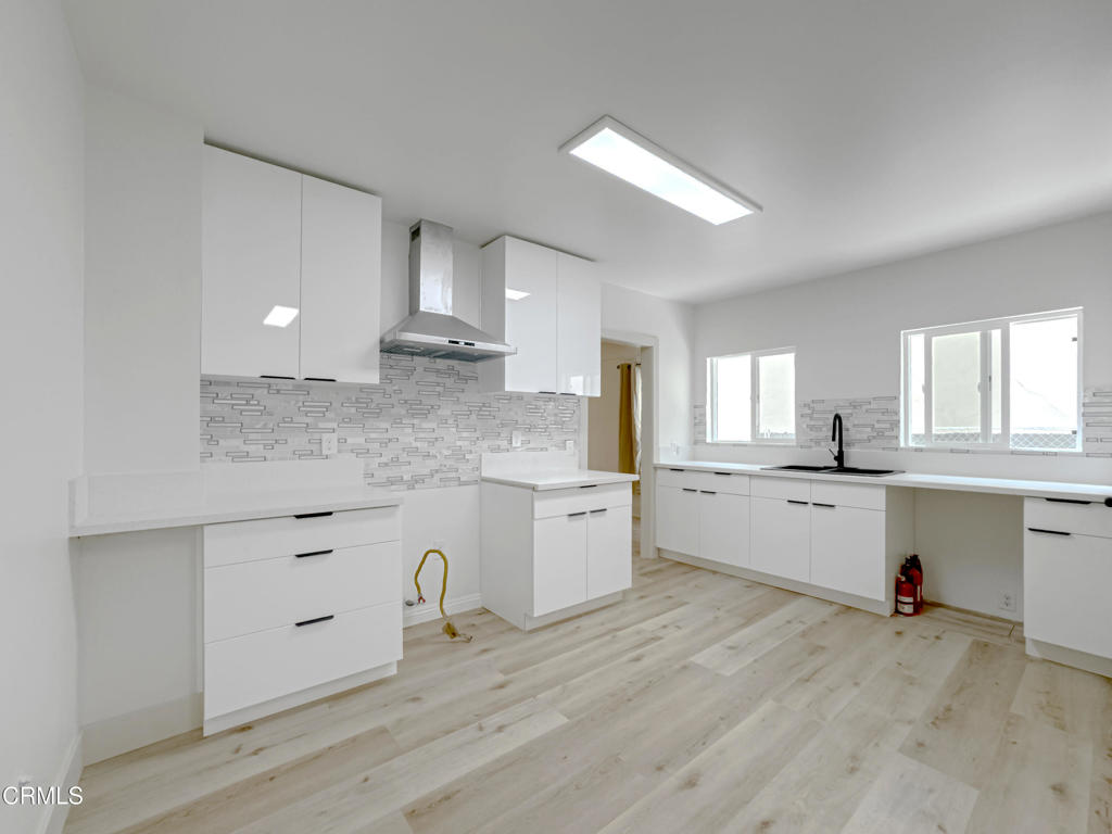 741 S Curson Avenue Property Photo 8
