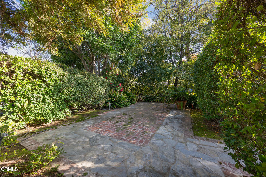 160 S Grand Avenue Property Photo 7
