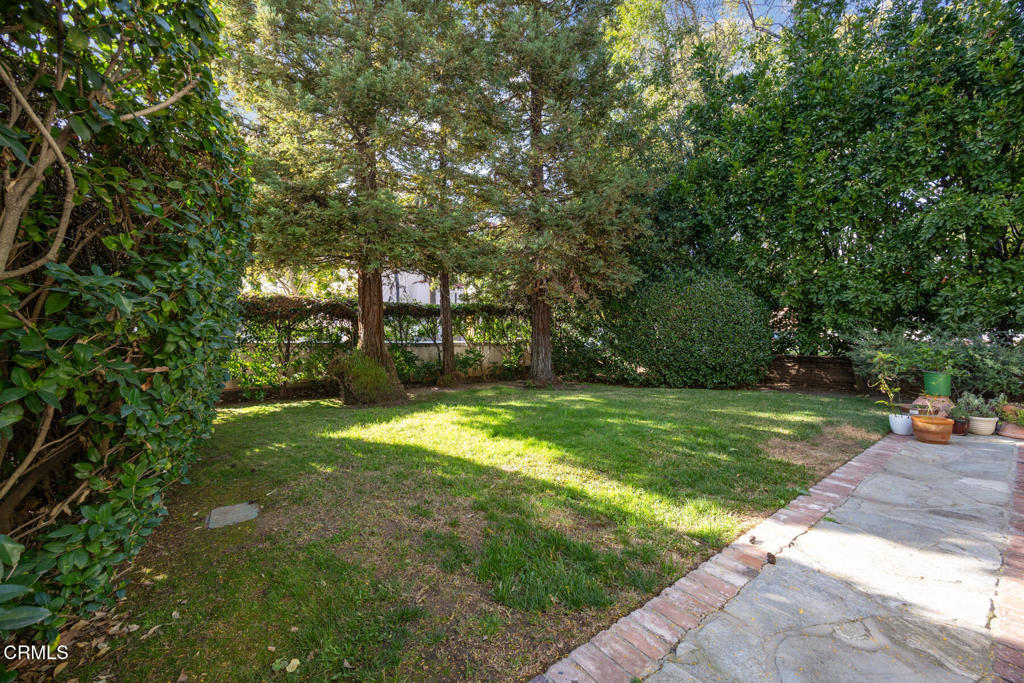 160 S Grand Avenue Property Photo 11
