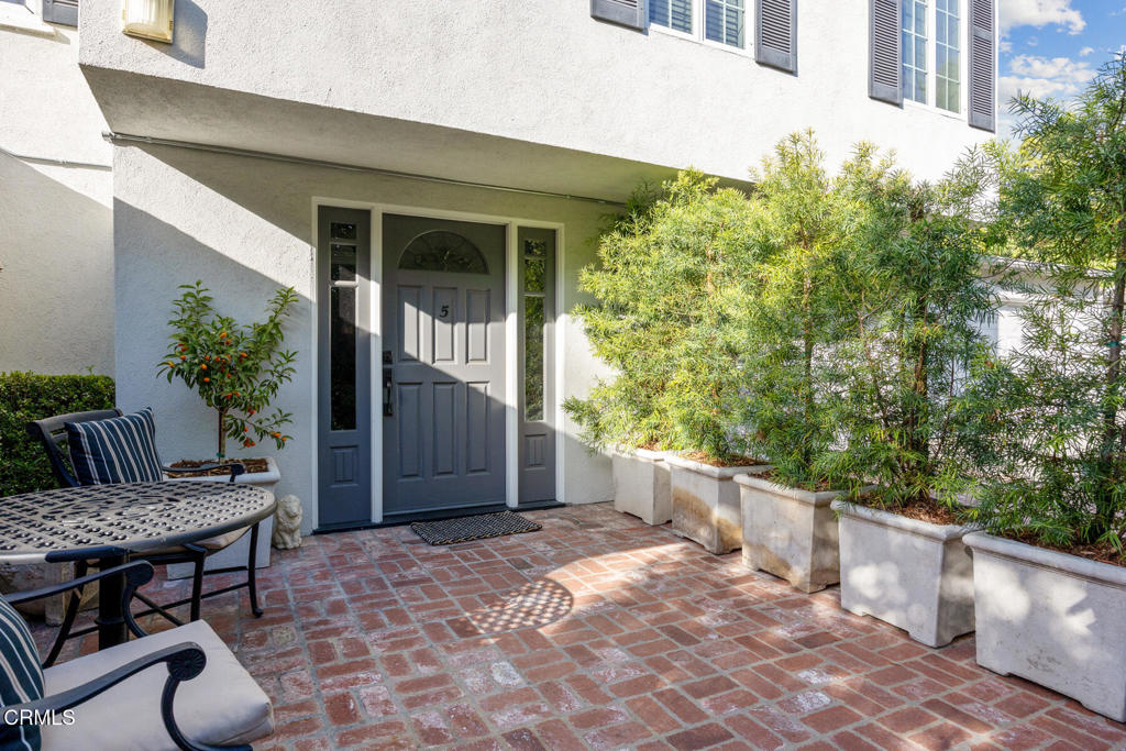 160 S Grand Avenue Property Photo 15