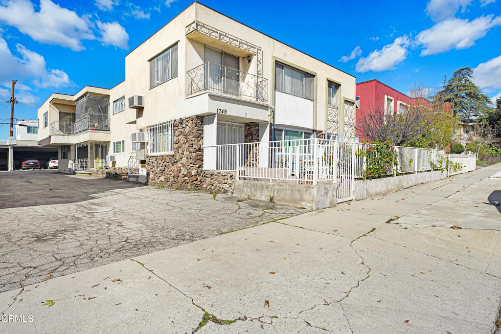 1749 N Edgemont Street Property Photo 1
