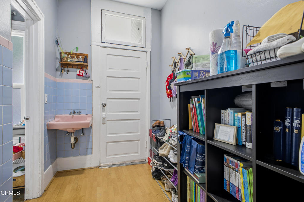 1032 S Westlake Avenue Property Photo 10