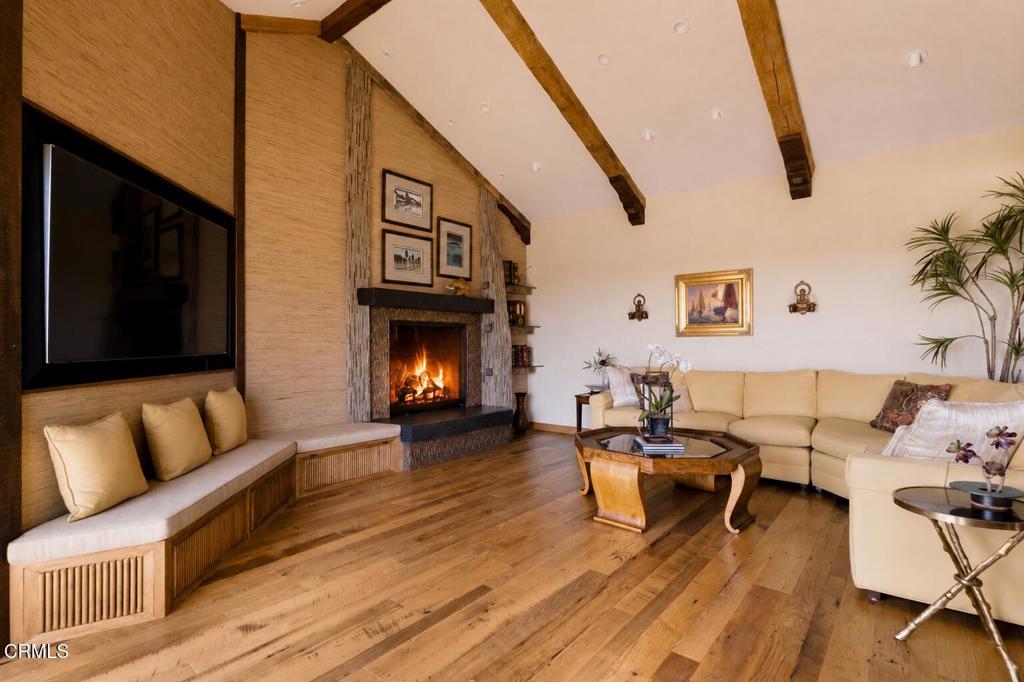 988 Glen Oaks Boulevard Property Photo 8