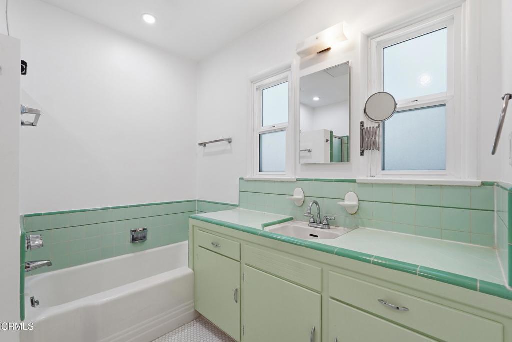5236 Bellingham Avenue Property Photo 6