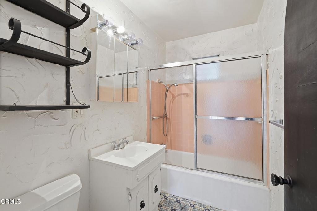 3911 De Longpre Avenue Property Photo 35