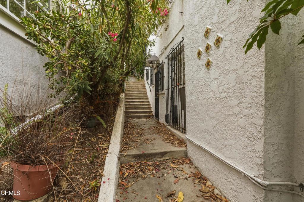 3911 De Longpre Avenue Property Photo 38