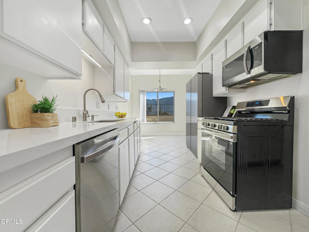 3200 Fairesta Street 16 Property Photo 3
