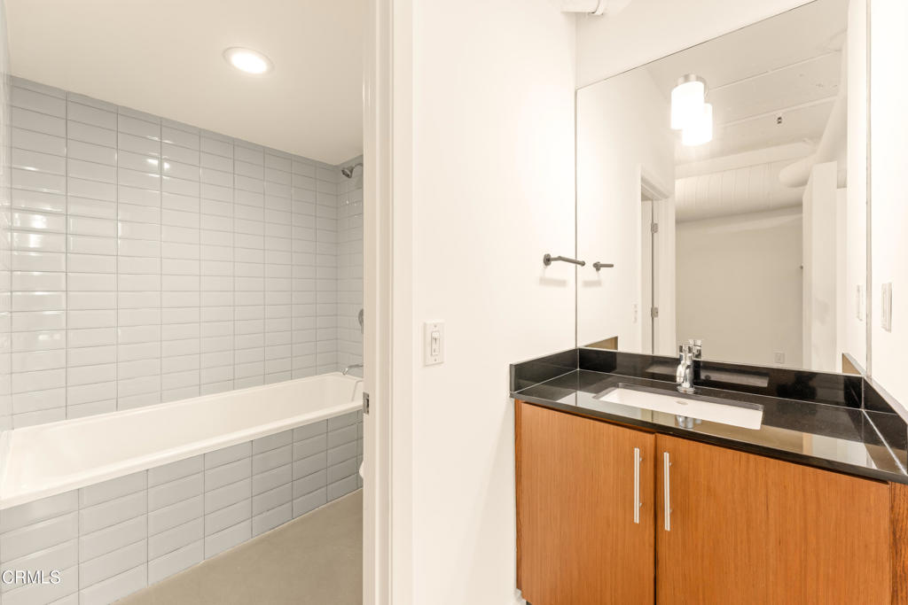 530 S Hewitt Street 129 Property Photo 32