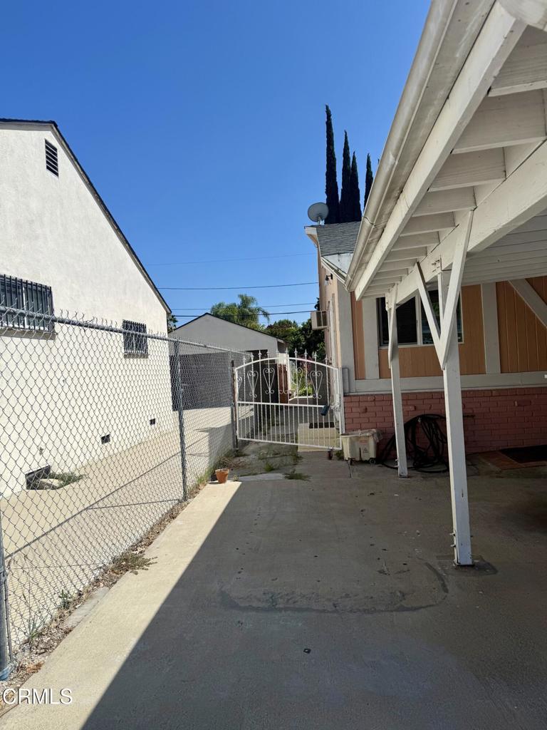 15744 Saticoy Street Property Photo 8