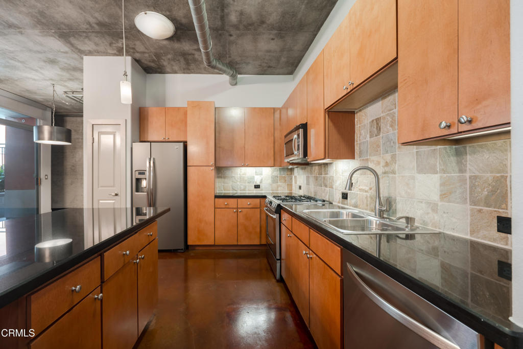 840 E Green Street 121 Property Photo 6