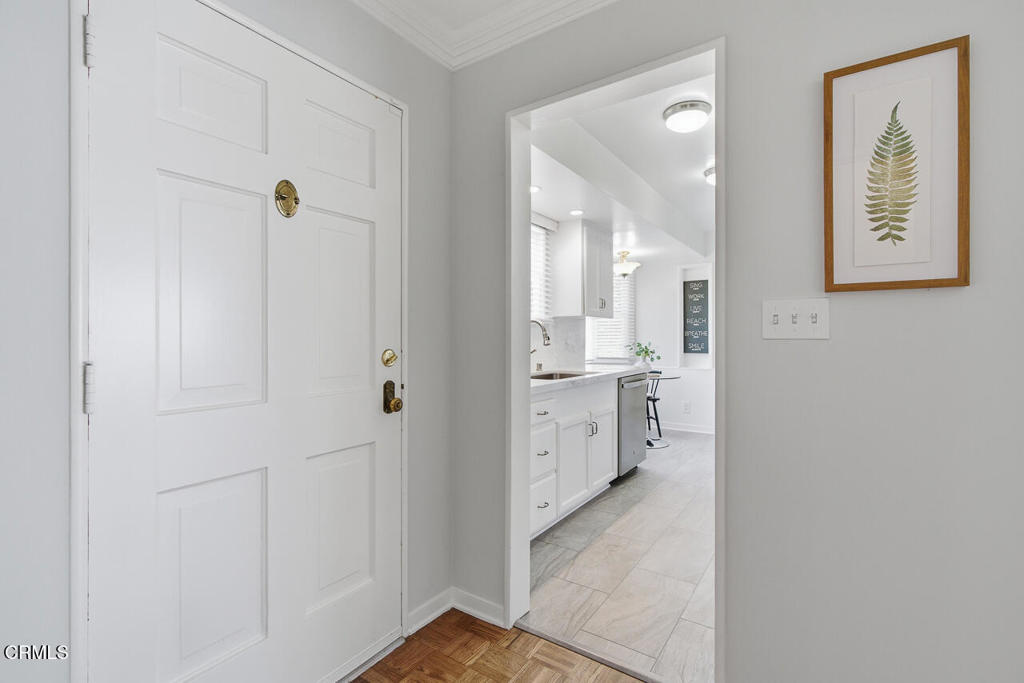 1010 Roxbury Drive Property Photo 6