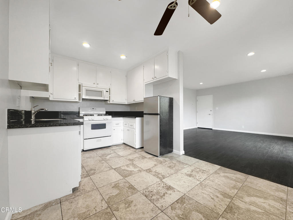 580 N Los Robles Avenue 11 Property Photo 3