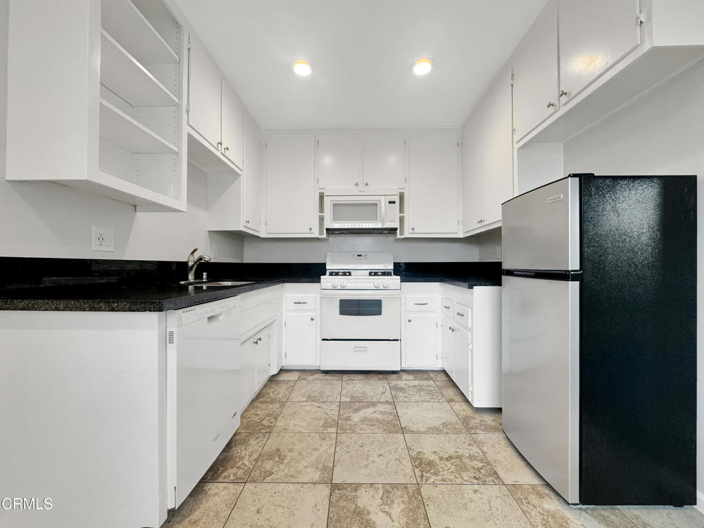 580 N Los Robles Avenue 11 Property Photo 5