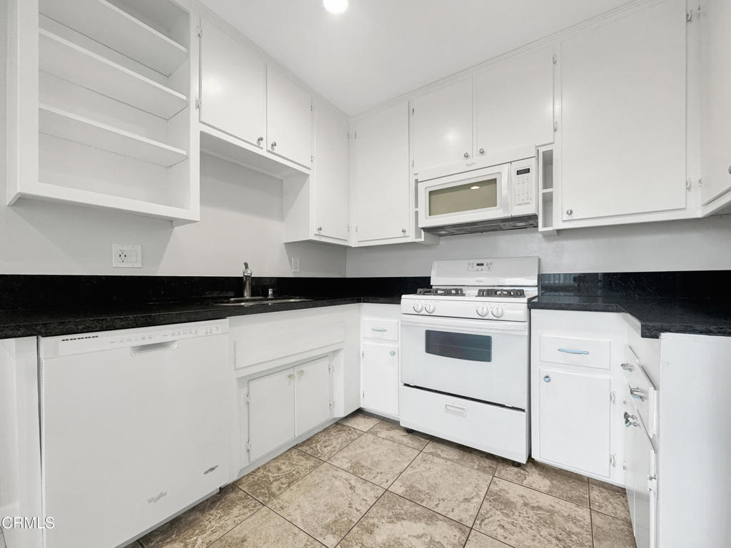 580 N Los Robles Avenue 11 Property Photo 6