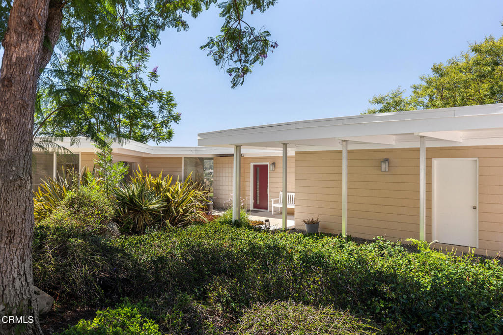 2075 Linda Flora Drive Property Photo 2