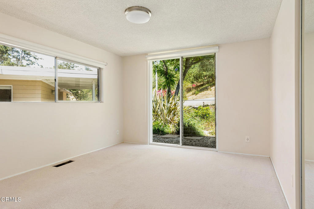 2075 Linda Flora Drive Property Photo 12