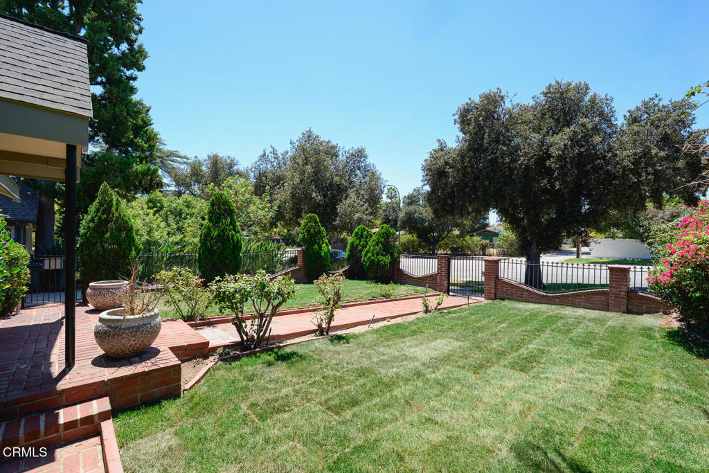 880 N Allen Avenue Property Photo 6