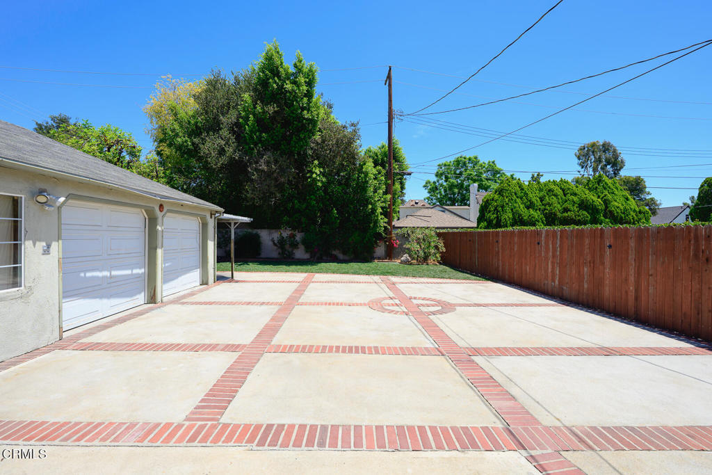 880 N Allen Avenue Property Photo 11