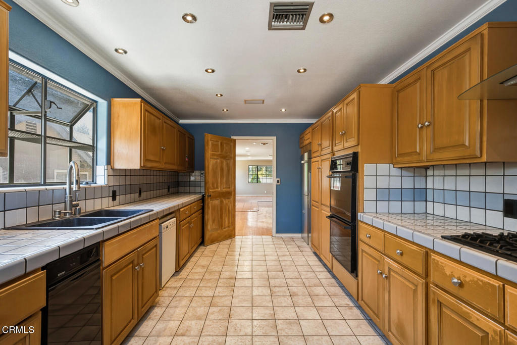 880 N Allen Avenue Property Photo 22