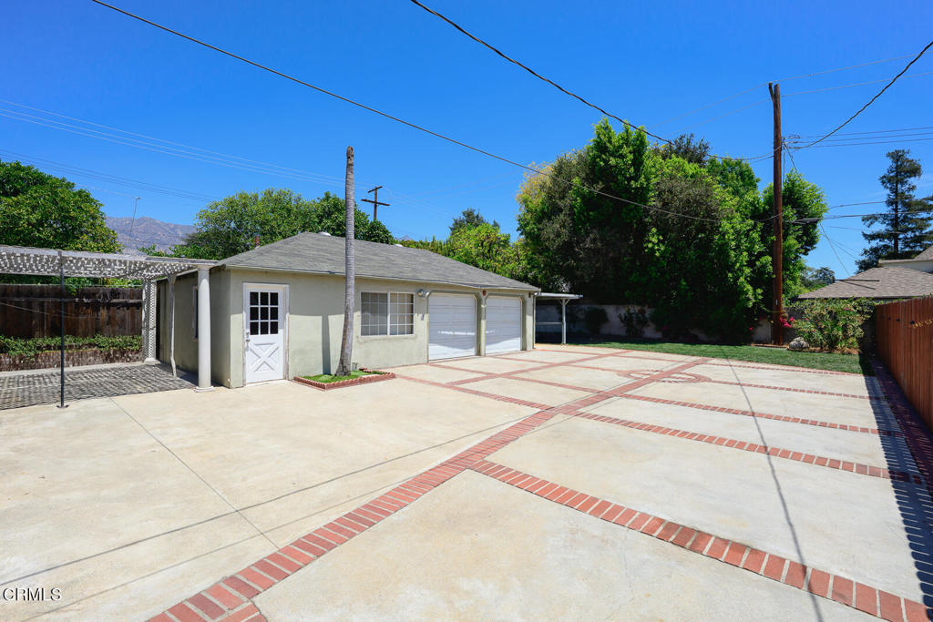 880 N Allen Avenue Property Photo 37