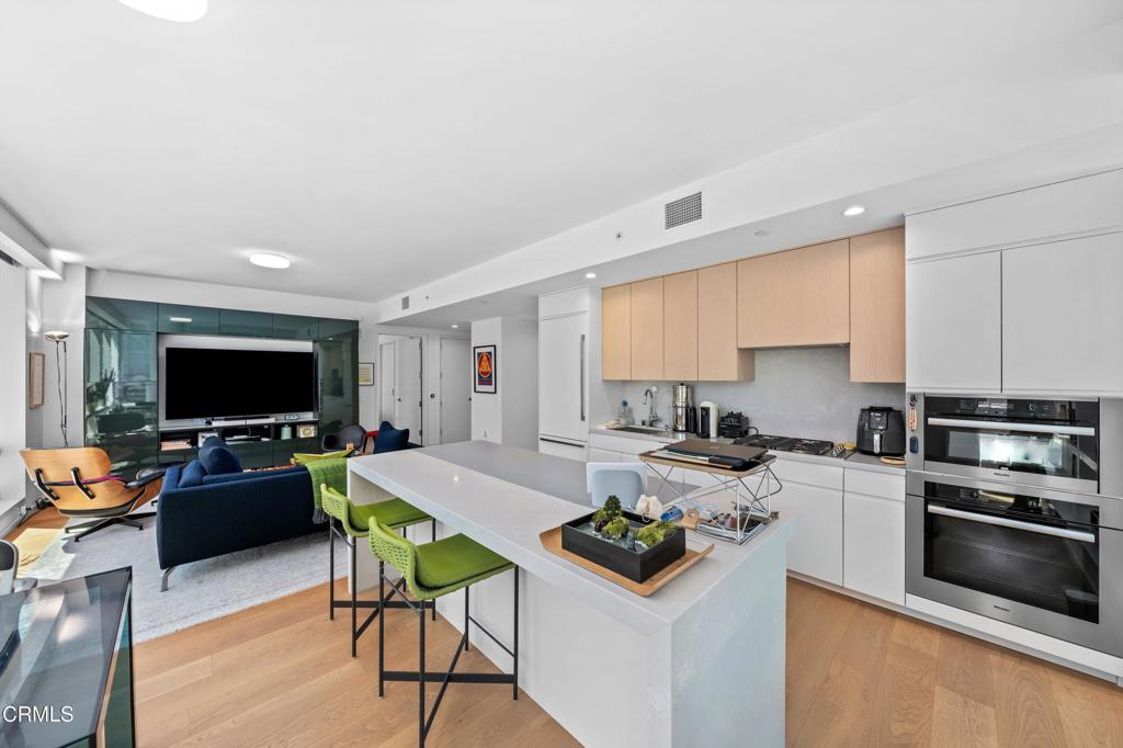 877 Francisco Street 1506 Property Photo 10